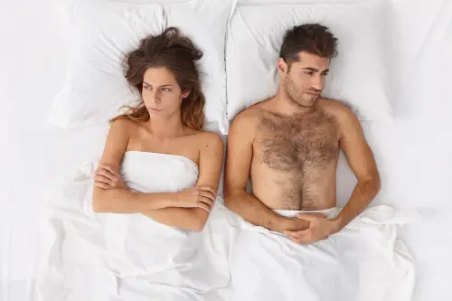 spreek vrij koppel droevig op bed spreek vrij koppel droevig op bed