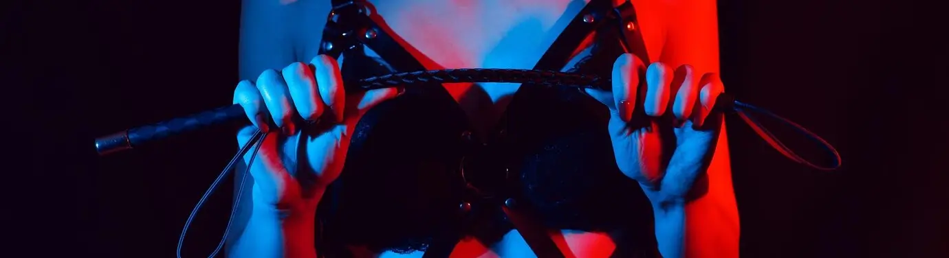 spreek vrij dominatrix flogger
