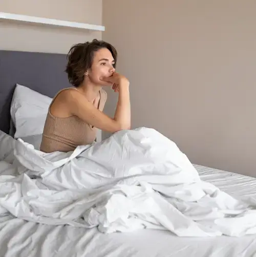 spreek vrij vrouw zit op bed